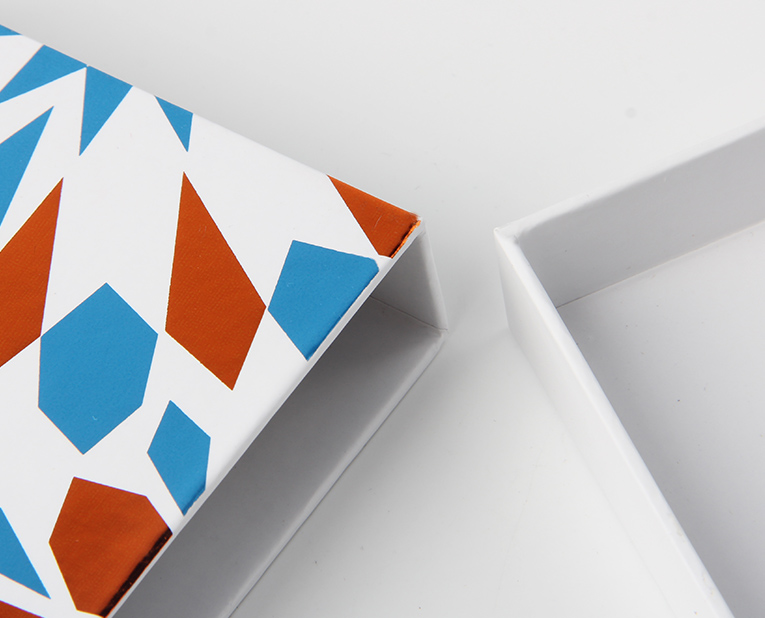 另外一個印刷出現白點的原因終究被面膜精裝盒廠家斬落