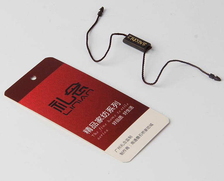 衣服吊牌在定做時出幺蛾子,制造商這樣做不懼怕劃痕 衣服吊牌在定做時出幺蛾子,制造商這樣做不懼怕劃痕