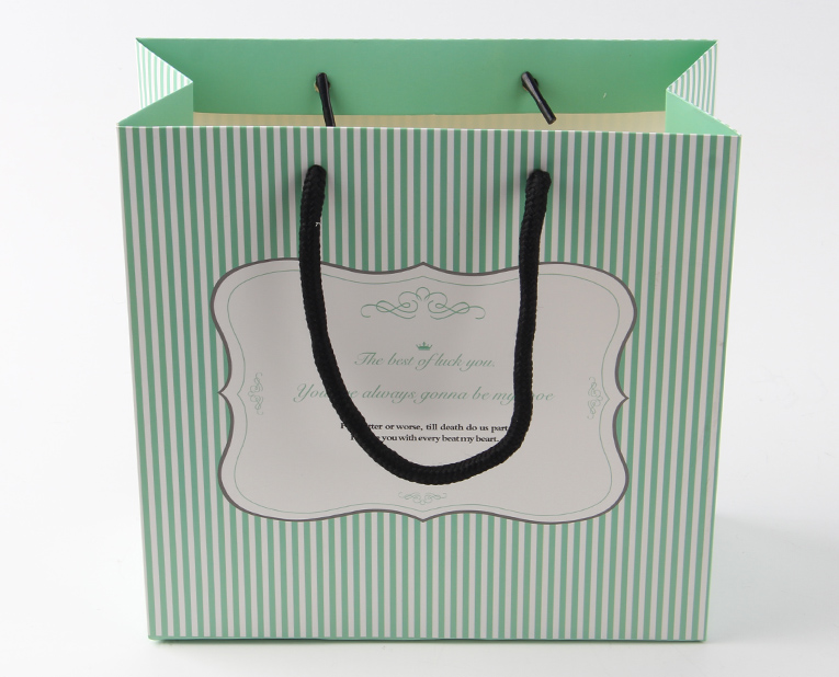 化妝品的包裝袋在訂做時必須區分清紅、白2種燥油