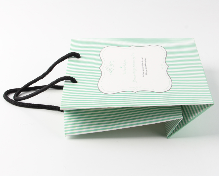 化妝品的包裝袋在訂做時必須區分清紅、白2種燥油