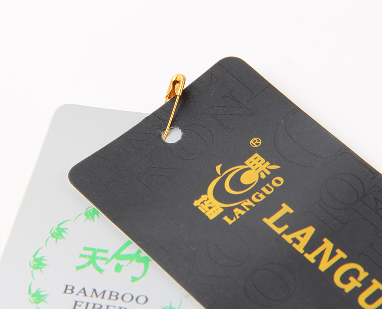 在選擇服裝紙牌定做工藝時,客人并不是最大的 在選擇服裝紙牌定做工藝時,客人并不是最大的