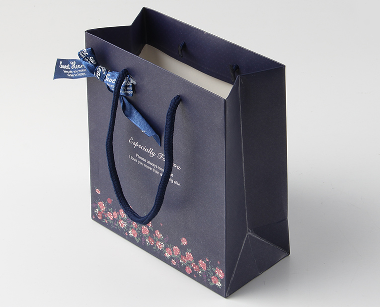 手拎紙袋右上角絲帶打蝴蝶結裝飾法 手拎紙袋右上角絲帶打蝴蝶結裝飾法